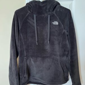 The North Face women’s black pullover fleece hoodie in size small